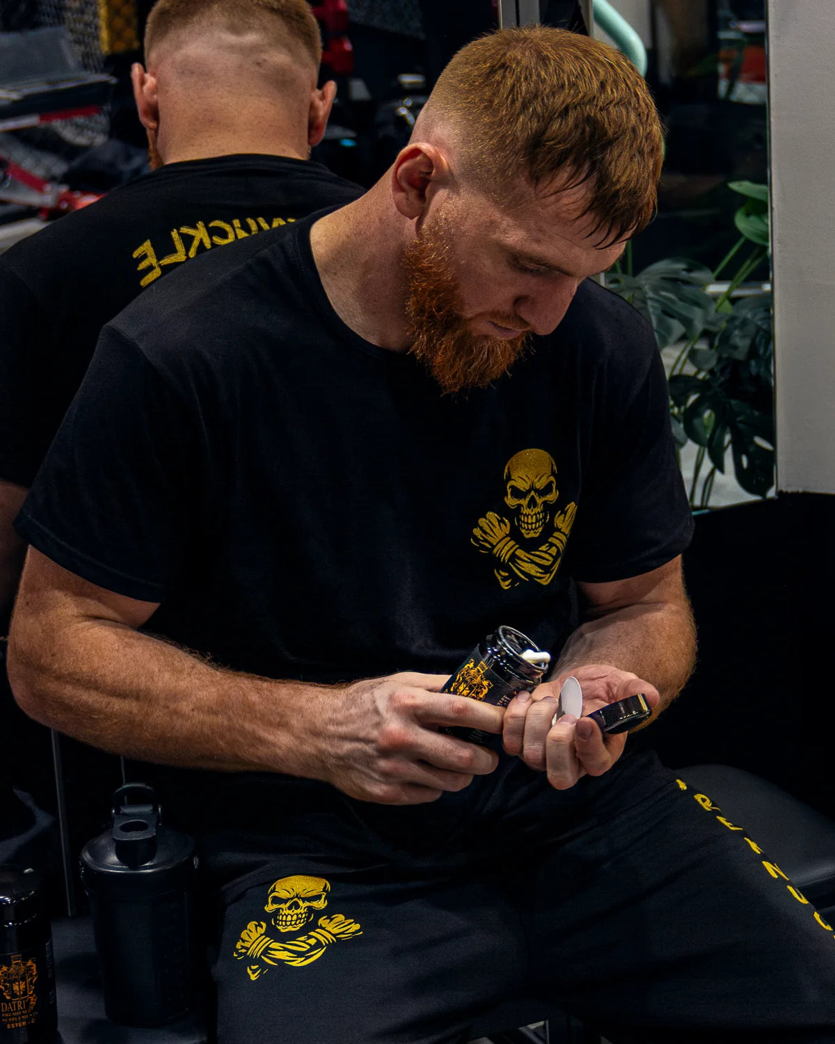 Athlet öffnet ein DATRI Supplement im Gym